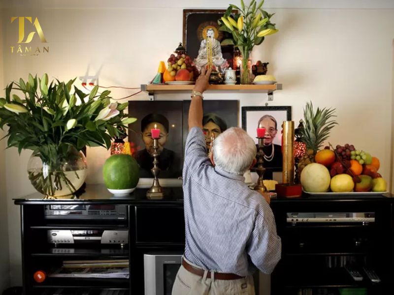 Có nên để ảnh Phật trên bàn thờ gia tiên?