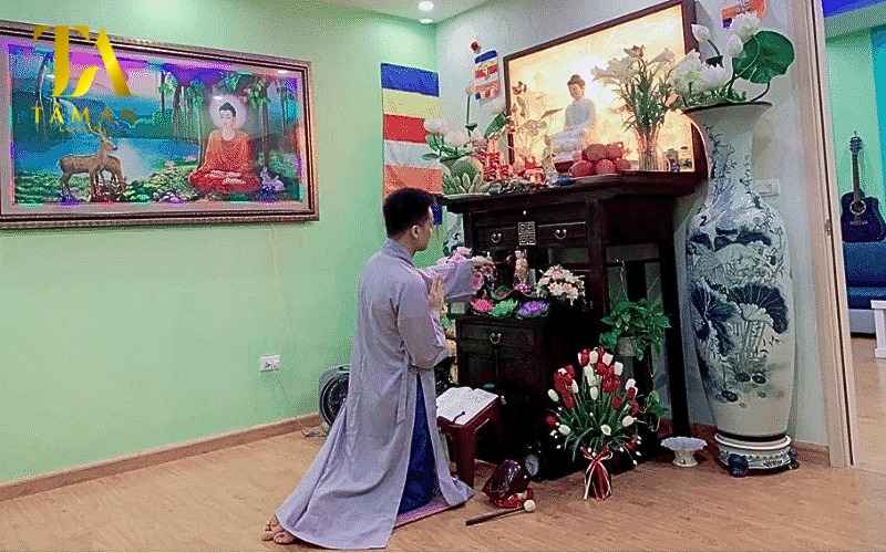 Tụng kinh trước bàn thờ tổ tiên có ý nghĩa tâm linh sâu sắc