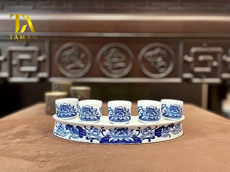 Bật Mí 5 Chén Trên Bàn Thờ Gia Tiên Đựng Gì? Ý nghĩa về mặt phong thủy của 5 chén trên bàn thờ gia tiên