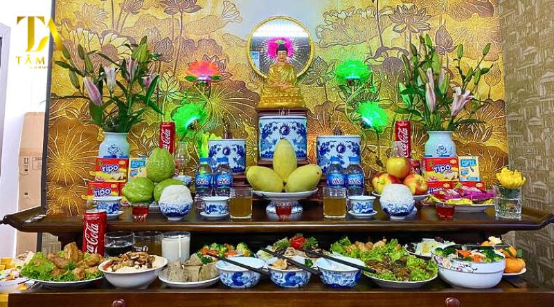 Chuẩn bị mâm lễ cúng chay tại bàn thờ Phật vào rằm tháng 7