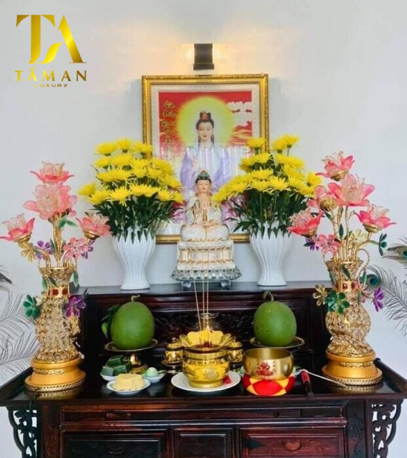 Đặt hoa cúc trên bàn thờ Phật mang lại bình an, may mắn