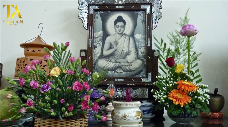 Giải Đáp Thắc Mắc "Bàn Thờ Phật Nên Cắm Hoa Gì?" Một số lưu ý khi cúng hoa bàn thờ Phật gia chủ nên biết