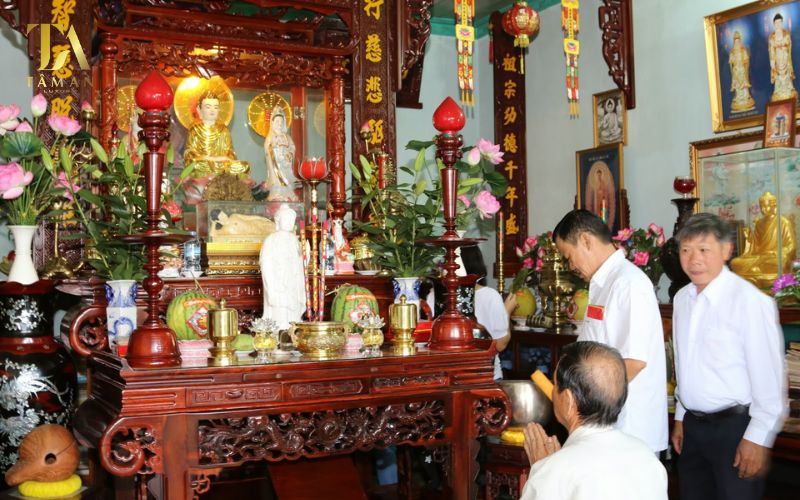 Bật Mí 3 Bước Bao Sái Bàn Thờ Phật Cả Năm Tài Lộc Vô Biên Tiến hành bao sái bàn thờ Phật tại gia chi tiết nhất
