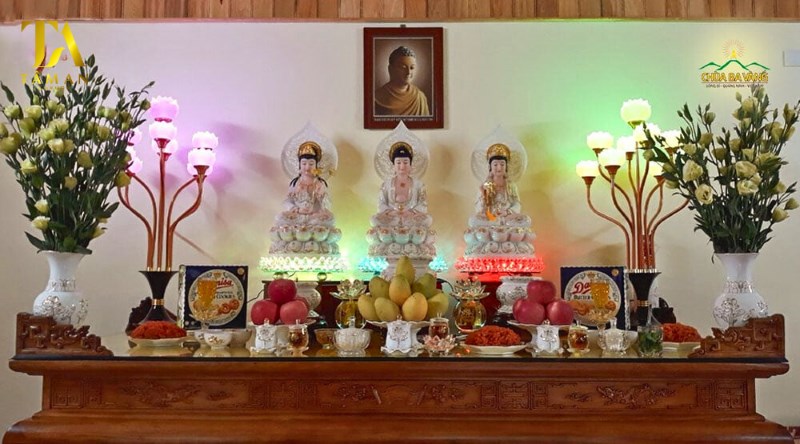 Giải Đáp Thắc Mắc "Bàn Thờ Phật Nên Cắm Hoa Gì?" Ý nghĩa sâu sắc khi cắm hoa bàn thờ Phật