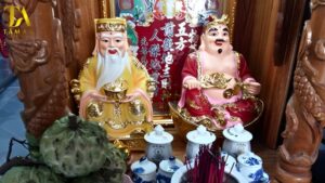 Gia chủ thành tâm đọc văn khấn sau khi bao sái bàn thờ Thần Tài