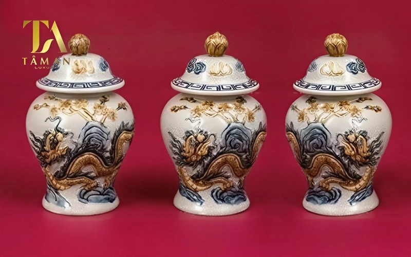 Bật Mí 3 Hũ Trên Bàn Thờ Thần Tài Đựng Gì Và Cách Đặt Đúng Phong Thủy Bật Mí 3 Hũ Trên Bàn Thờ Thần Tài Đựng Gì Và Cách Đặt Đúng Phong Thủy