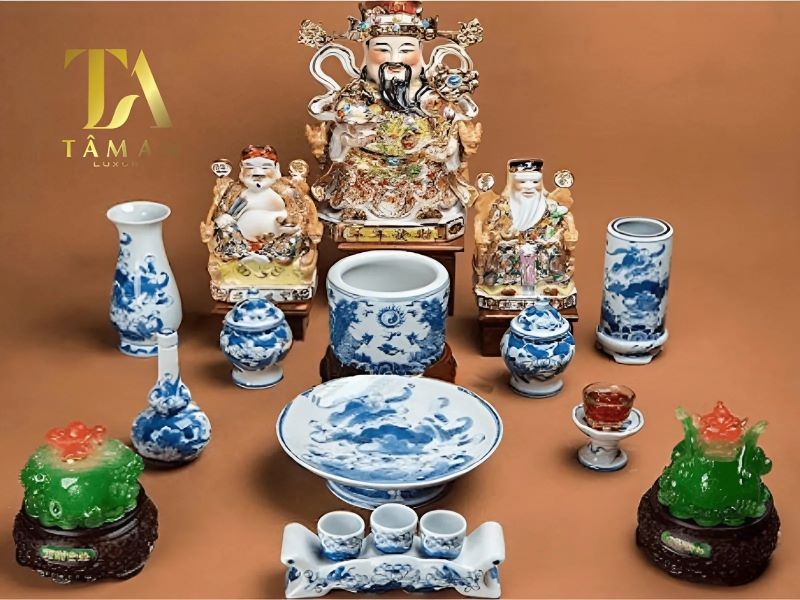 Giải Đáp Thắc Mắc 3 Chén Trên Bàn Thờ Thần Tài Đựng Gì? Bộ ngai 3 chén trên bàn thờ Thần Tài