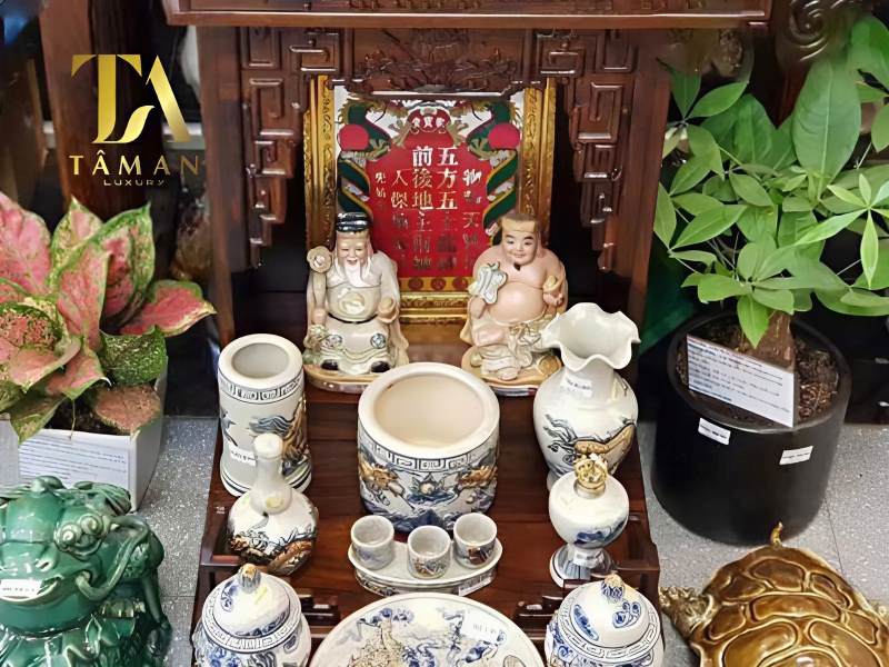 Giải Đáp Thắc Mắc 3 Chén Trên Bàn Thờ Thần Tài Đựng Gì? Cách bài trí bộ 3 chén kỷ nước trên bàn thờ