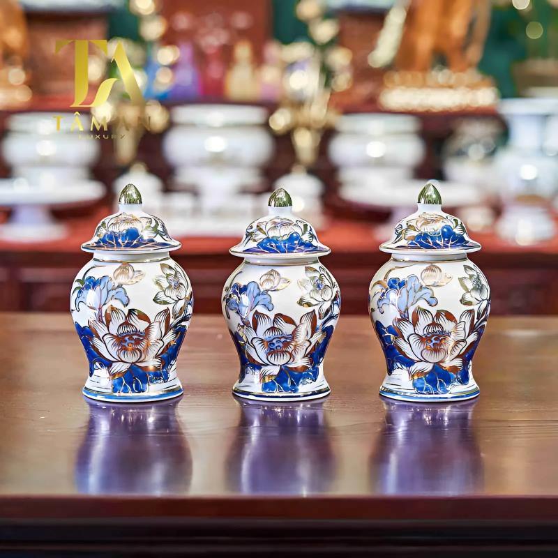 Bật Mí 3 Hũ Trên Bàn Thờ Thần Tài Đựng Gì Và Cách Đặt Đúng Phong Thủy Lưu ý khi thay 3 hũ gạo muối nước trên bàn thờ Thần Tài
