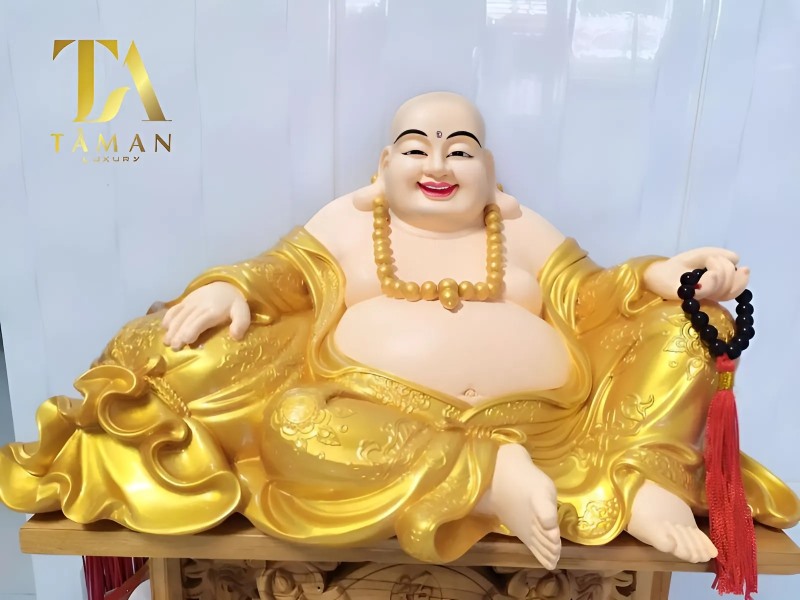 Tượng Phật Di Lạc Để Trên Bàn Thờ Thần Tài Thế Nào Cho Đúng? Xác định phương vị trước khi đặt tượng Phật Di Lạc