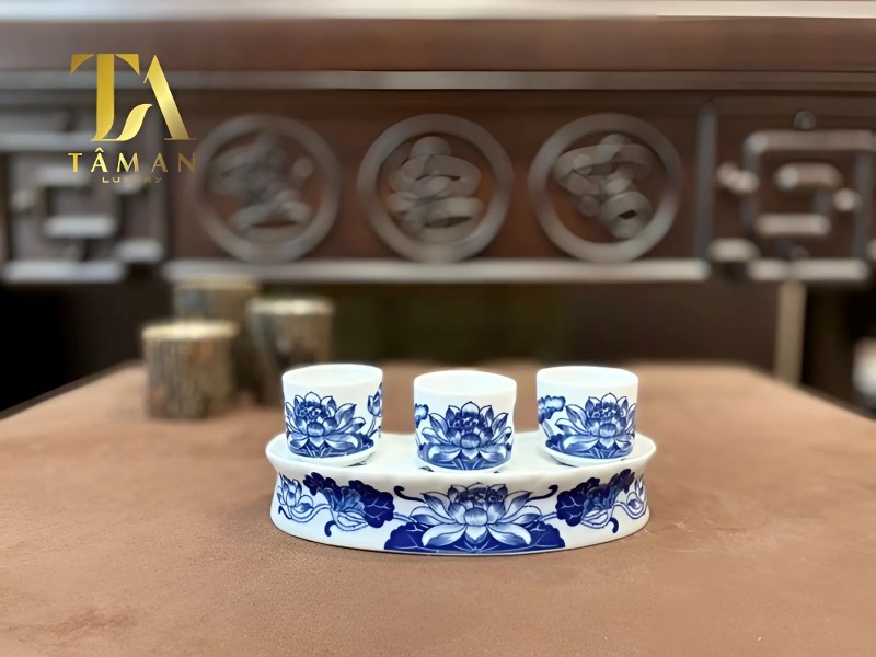 Giải Đáp Thắc Mắc 3 Chén Trên Bàn Thờ Thần Tài Đựng Gì? Ý nghĩa tâm linh của kỷ nước thờ cúng