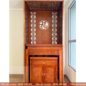 Thiết kế nhỏ gọn của bàn thờ chung cư gia tiên đẹp TA36 phù hợp với diện tích hạn chế, tạo sự thông thoáng cho căn hộ.