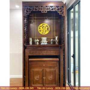 Vị trí bàn thờ chung cư gia tiên gỗ Sồi TA37 hợp phong thủy trong chung cư giúp mang lại may mắn và tài lộc cho gia đình.