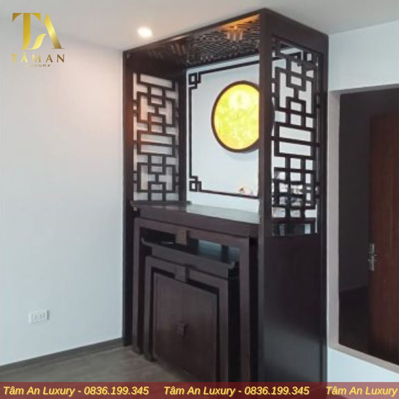 BÀN THỜ ĐỨNG CHUNG CƯ GIA TIÊN - TA38 Bàn thờ đứng chung cư gia tiên TA38 được thiết kế tinh tế, dễ dàng vệ sinh và bảo quản, giúp duy trì sự sạch sẽ và trang nghiêm.