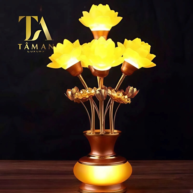 Có nên thắp đèn điện trên bàn thờ Thần Tài hay không?