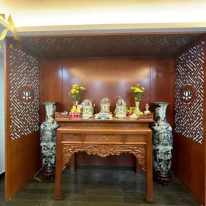 VÁCH NGĂN PHÒNG THỜ CHỮ VẠN - VN10 Vách ngăn phòng thờ chữ Vạn VN10 giúp phân chia không gian thờ cúng mà không chiếm quá nhiều diện tích, phù hợp với những ngôi nhà nhỏ.