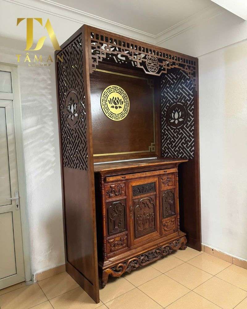 Chất liệu và kiểu dáng vách ngăn bàn thờ nhà anh Hoan