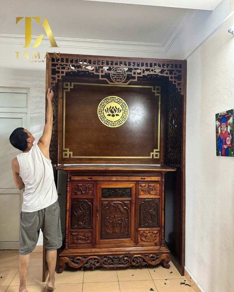 Hoàn Thành Dự Án Vách Ngăn Bàn Thờ Nhà Anh Hoan Tại CT1X2Hoàn Thành Dự Án Vách Ngăn Bàn Thờ Nhà Anh Hoan Tại CT1X2 Khu Bắc Linh ĐàmDự án lắp đặt vách ngăn bàn thờ nhà anh Hoan tại CT1X2 khu Bắc Linh Đàm, là một trong những công trình thi công nổi bật của Tâm An Luxury. Với thiết kế tinh tế, hiện đại, kết hợp hoàn hảo cùng chất liệu gỗ tự nhiên, công trình không chỉ tạo nên không gian thờ cúng trang nghiêm, sâu sắc mà còn mang lại vẻ đẹp sang trọng, tôn vinh giá trị tâm linh của gia đình anh Hoan. Cùng chúng tôi khám phá những điểm đặc sắc của dự án thi công này nhé! Hoàn Thành Dự Án Vách Ngăn Bàn Thờ Nhà Anh Hoan Tại CT1X2 Thông số về vách ngăn bàn thờ nhà anh Hoan tại CT1X2 Khu Bắc Linh Đàm Gia đình anh Hoan tại CT1X2 Khu Bắc Linh Đàm đã quyết định chọn Tâm An Luxury để thiết kế không gian thờ cúng tâm linh cho tổ ấm của mình. Sau đây là những thông tin chi tiết về dự án thi công vách ngăn bàn thờ của gia đình chú: Tên dự án: Vách ngăn bàn thờ nhà anh Hoan tại CT1X2 Khu Bắc Linh Đàm Gia chủ: Anh Hoan Màu sắc chủ đạo: Nâu Chất liệu: Gỗ tự nhiên Chi tiết vách ngăn bàn thờ nhà anh Hoan Để tạo ra một không gian thờ cúng trang nghiêm và hoàn hảo, việc lựa chọn chất liệu, kiểu dáng và quy trình lắp đặt vách ngăn đóng vai trò cực kỳ quan trọng. Dưới đây là các yếu tố nổi bật trong dự án này: Chất liệu và kiểu dáng vách ngăn Chất liệu và kiểu dáng vách ngăn bàn thờ nhà anh Hoan Vách ngăn bàn thờ nhà anh Hoan được chế tác từ gỗ tự nhiên, không chỉ an toàn cho sức khỏe mà còn thân thiện với môi trường. Gỗ tự nhiên mang đến một hương thơm nhẹ nhàng, tạo không gian thoải mái và thư giãn cho người sử dụng. Hơn nữa, việc sử dụng gỗ tự nhiên còn làm tăng giá trị thẩm mỹ cho không gian thờ cúng, đồng thời vẫn bảo đảm sự trang nghiêm, linh thiêng. Một điểm đặc biệt trong thiết kế của vách ngăn là hình ảnh hoa sen – biểu tượng cao quý của Phật giáo. Hoa sen không chỉ mang lại vẻ đẹp nghệ thuật, mà còn góp phần tạo nên một không gian thờ cúng thanh tịnh, sang trọng và đầy tính tâm linh. Quy trình lắp đặt vách ngăn bàn thờ nhà a Hoan Sau khi thiết kế và hoàn thiện sản phẩm vách ngăn bàn thờ đứng, đội ngũ thi công của Tâm An Luxury đã nhanh chóng vận chuyển và lắp đặt sản phẩm cùng các phụ kiện tại nhà anh Hoan tại CT1X2 Khu Bắc Linh Đàm. Quy trình thi công bắt đầu bằng việc lắp đặt vách ngăn, sau đó đến bàn thờ gia tiên. Trong suốt quá trình lắp đặt, đội ngũ kỹ thuật viên luôn chú trọng đến việc căn chỉnh và bố trí sao cho sản phẩm hài hòa và đạt chuẩn phong thủy, đảm bảo không gian thờ tự vừa đẹp mắt vừa linh thiêng. Nhận xét của anh Hoan về vách ngăn bàn thờ tại CTX1 Linh Đàm Nhận xét của anh Hoan về vách ngăn bàn thờ tại CTX1 Linh Đàm Anh Hoan, gia chủ tại CT1X2 Khu Bắc Linh Đàm, rất hài lòng khi chia sẻ: “Anh biết đến thương hiệu Tâm An Luxury qua website, và ban đầu, anh cũng khá do dự khi quyết định đầu tư vào một sản phẩm có giá trị cao như vậy. Tuy nhiên, sau khi nhận được sản phẩm, chú thật sự cảm thấy ngạc nhiên và hài lòng vượt ngoài mong đợi. Bàn thờ của Tâm An không chỉ có chất lượng vượt trội mà mức giá hợp lý, dịch vụ lại chu đáo và minh bạch. Các nhân viên đến tận nơi để đo đạc, tư vấn và lắp đặt với thái độ tận tình và chuyên nghiệp. Anh xin chân thành cảm ơn các bạn tại Tâm An Luxury!” Những lời nhận xét từ khách hàng luôn là nguồn động lực lớn lao giúp Tâm An Luxury ngày càng phát triển và hoàn thiện hơn. Trên đây là những thông tin chi tiết về dự án vách ngăn bàn thờ nhà anh Hoan tại CT1X2 Khu Bắc Linh Đàm. Nếu bạn đang có nhu cầu thi công và lắp đặt vách ngăn bàn thờ, hãy liên hệ ngay với chúng tôi để nhận được sự tư vấn tận tình và hỗ trợ nhanh chóng! check trùng lặp: 0% 