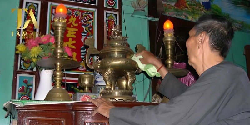 Nên thực hiện việc lau dọn bàn thờ từ trên xuống dưới 