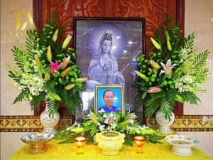 Câu hỏi liên quan đến việc cắm hoa bàn thờ