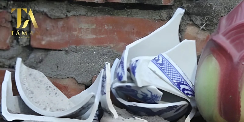 Mối mọt đã làm hư hại cấu trúc bàn thờ 