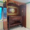 Vách ngăn phòng thờ chung cư màu nâu đỏ VN15