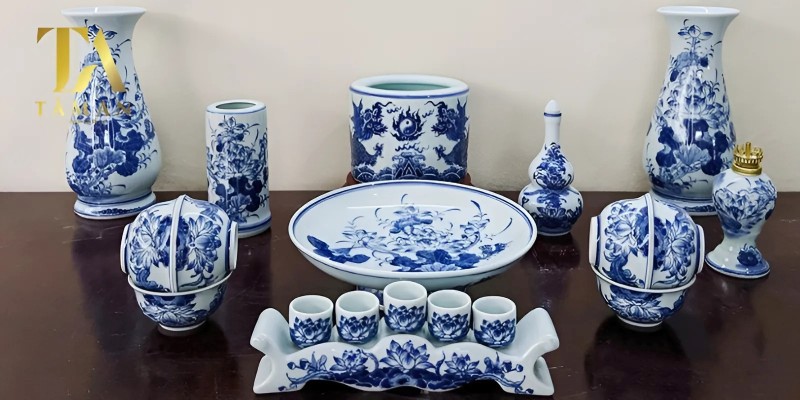 Nên Thờ Mấy Bát Hương Cho Đúng Phong Thủy, Mang Tài Lộc Khấn vái theo thứ tự từ bàn thờ Phật - thần linh - tổ tiên