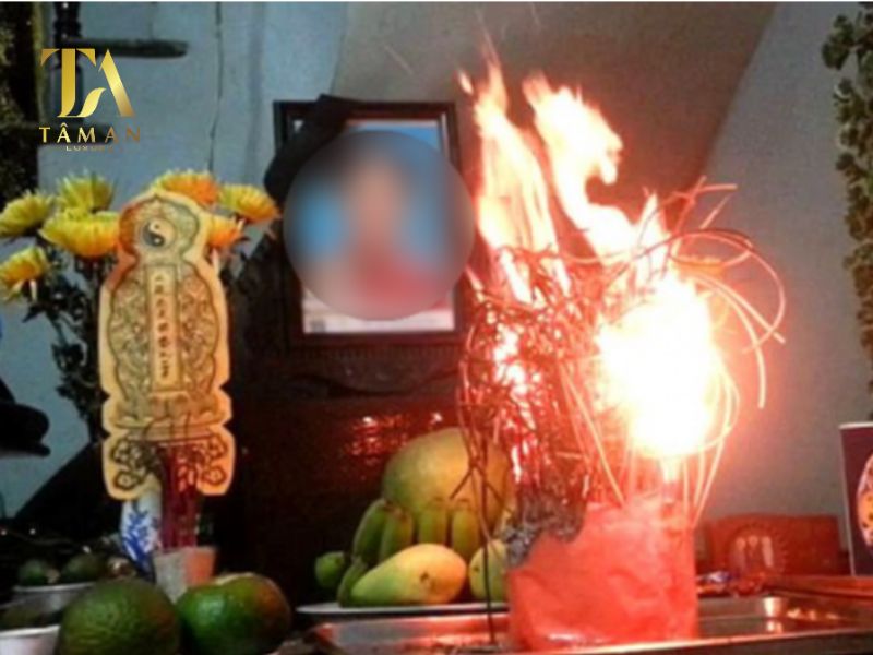 Cách hóa giải khi bát hương người mới mất tự bốc cháy
